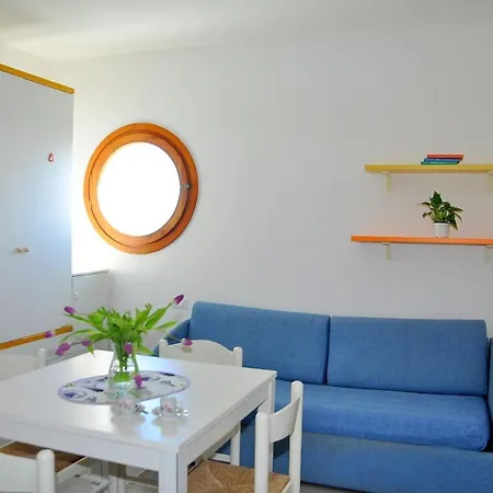 Elegant And Bright Near The Apartment