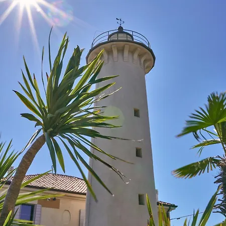 Elegant And Bright Near The דירה